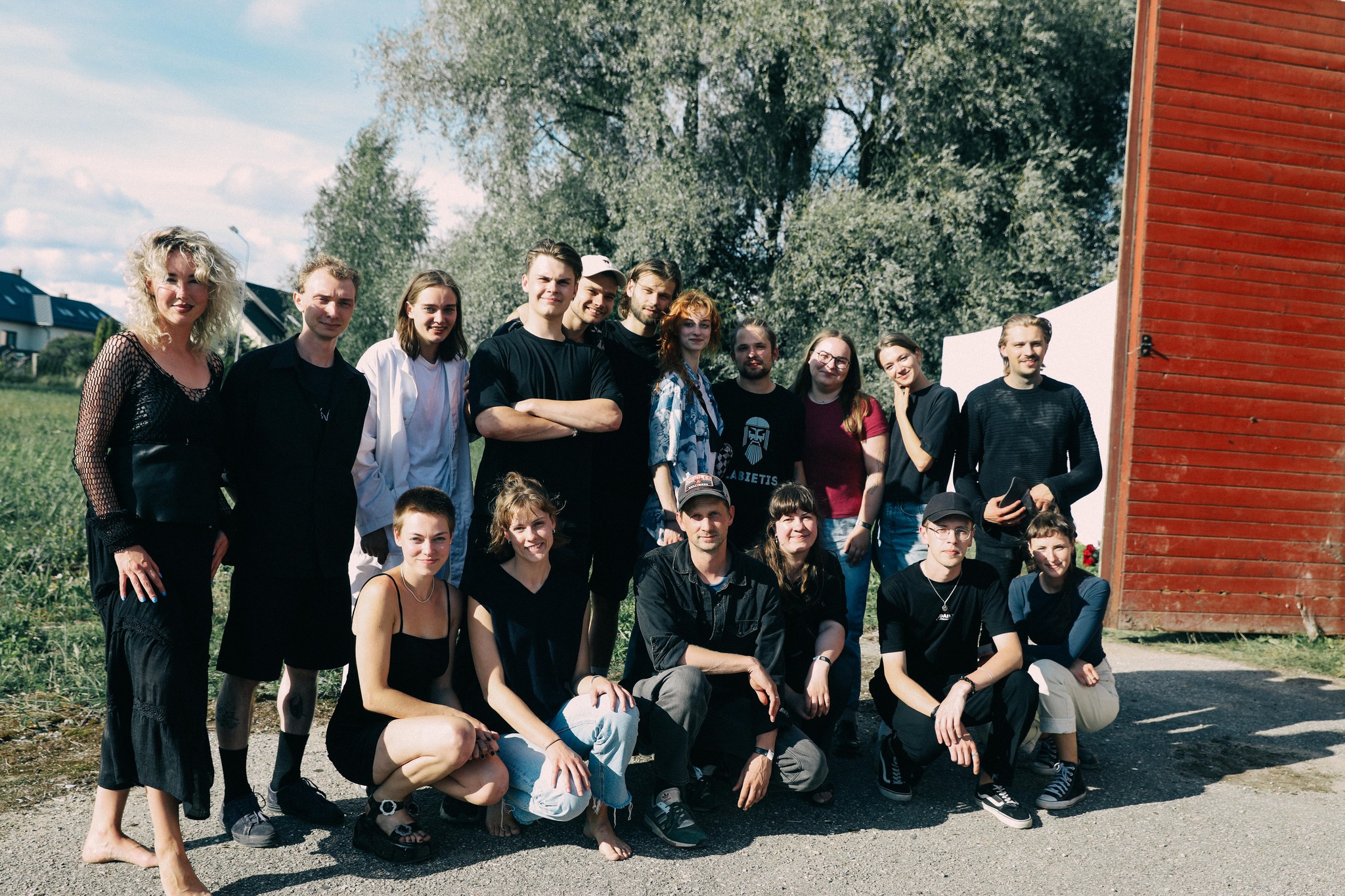 Izrādes "Kristāla bērni" radošās komandas kopbilde Valmieras Vasaras teātra festivālā 2024 (rež. Elmārs Seņkovs) // Foto – Lita Millere